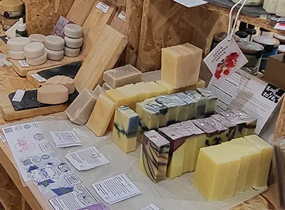 Plusieurs savons présentés sur une table en magasin