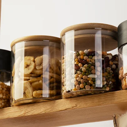 Figues et graines dans des bocaux en verre